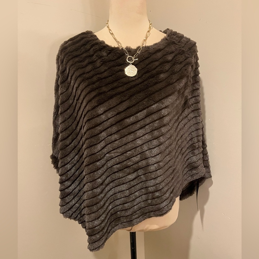 NWT Black Rivet Chocolate Brown Ribbed Faux Fur Poncho, Med